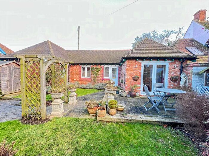 2 Bedroom Cottage To Rent In Wallingford Road, Shillingford, OX10
