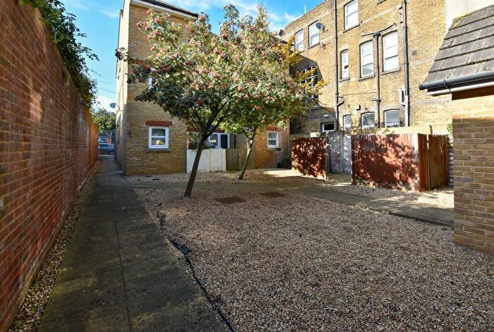 1 Bedroom Flat For Sale In Manor Road, Chatham, ME4