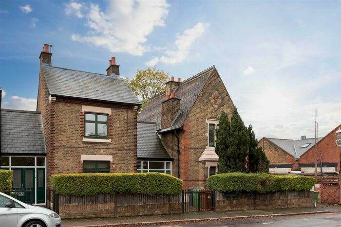 2 Bedroom Flat To Rent In Vestry Road, London, E17