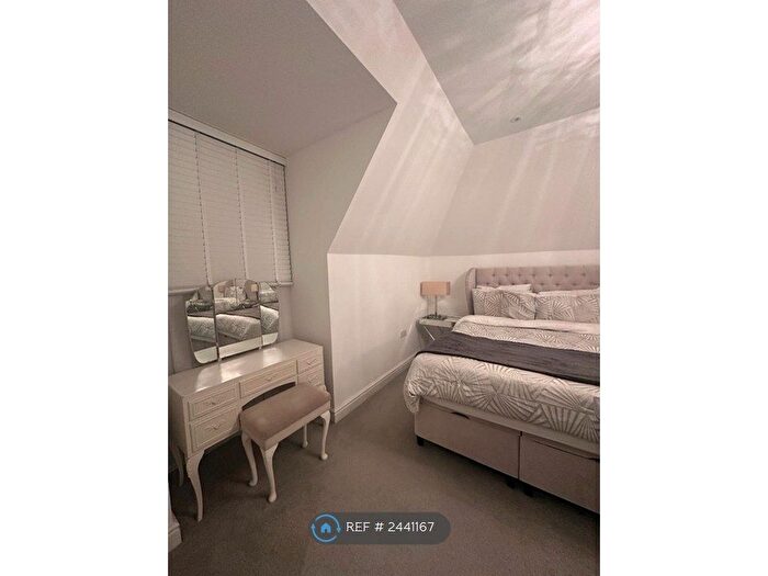 1 Bedroom Flat To Rent In Hatchlands Road, Redhill, RH1