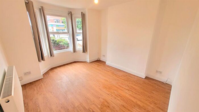 3 Bedroom Semi-Detached House To Rent In London Road, Bedford, MK42