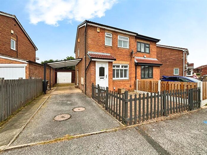 2 Bedroom Semi Detached House For Sale In Loweswater Avenue, Bradford, BD6