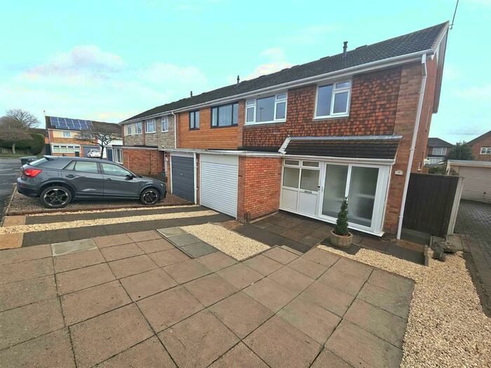 3 Bedroom Semi-Detached House To Rent In Combe Close, Leicester, LE3