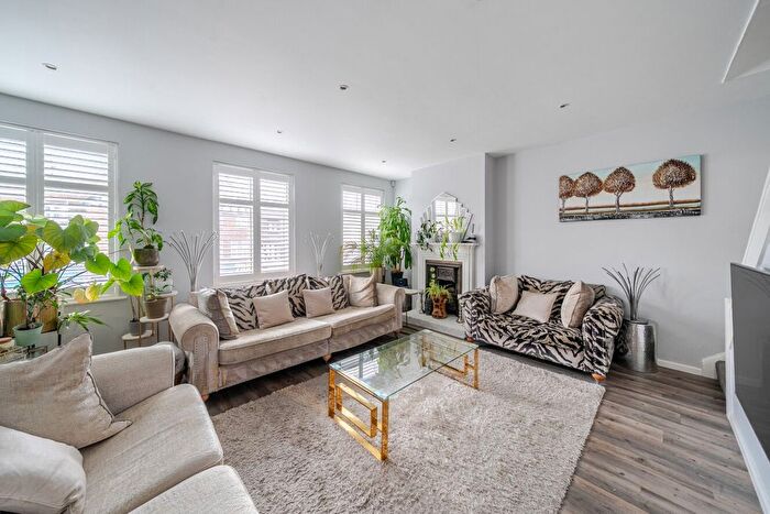 3 Bedroom Flat For Sale In Station Approach, Hayes, Bromley, BR2
