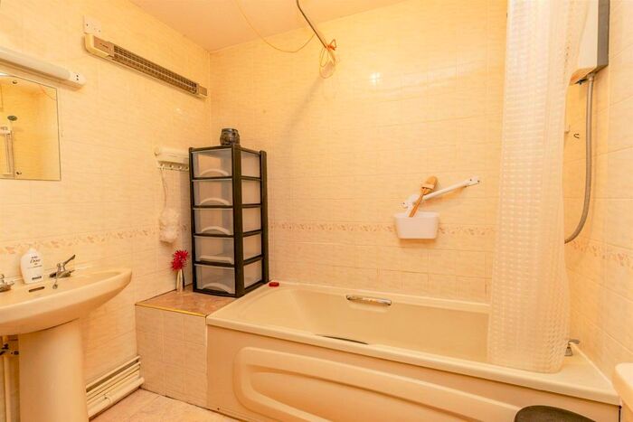 1 Bedroom Apartment For Sale In The Fosseway, Bristol, BS8