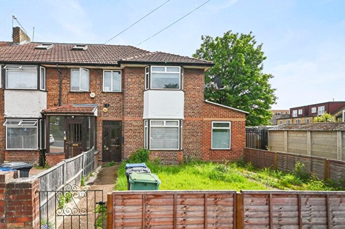 4 Bedroom End Of Terrace House For Sale In Kingsdown Avenue, Acton, W3