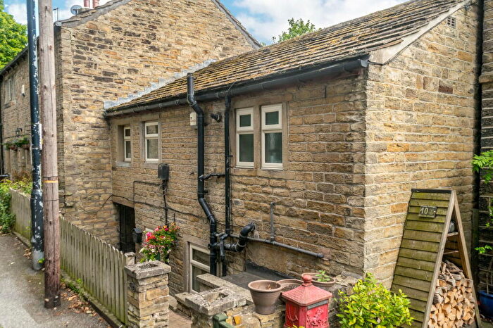 3 Bedroom Cottage For Sale In North Road, Kirkburton, HD8