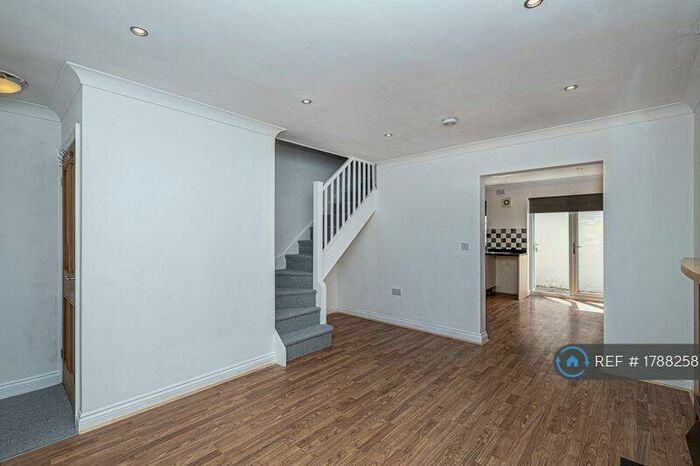 3 Bedroom Semi-Detached House To Rent In Holborn Close, Holyhead, LL65