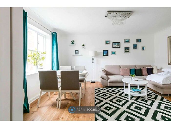 2 Bedroom Flat To Rent In The Beeches, Cambridge, CB4