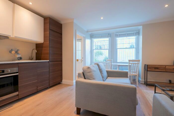 2 Bedroom Flat To Rent In Chesson Road, West Kensington, London, W14