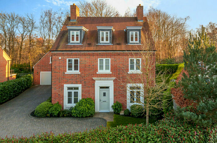 5 Bedroom Detached House For Sale In Brackenwood, Midhurst, GU29