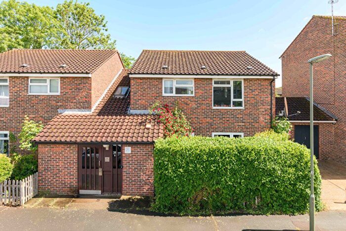 2 Bedroom Flat For Sale In Inwood Court, Walton-On-Thames, KT12