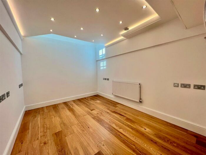 2 Bedroom Mews To Rent In Railey Mews, London, NW5