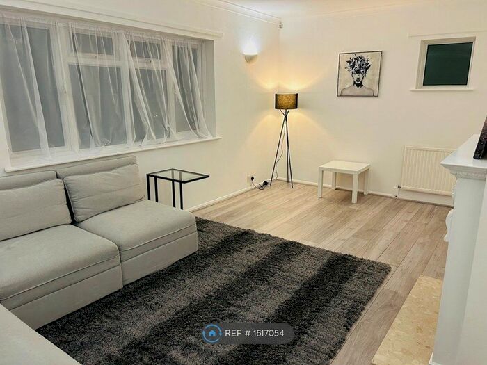 3 Bedroom Semi-Detached House To Rent In Keel Drive, Slough, SL1