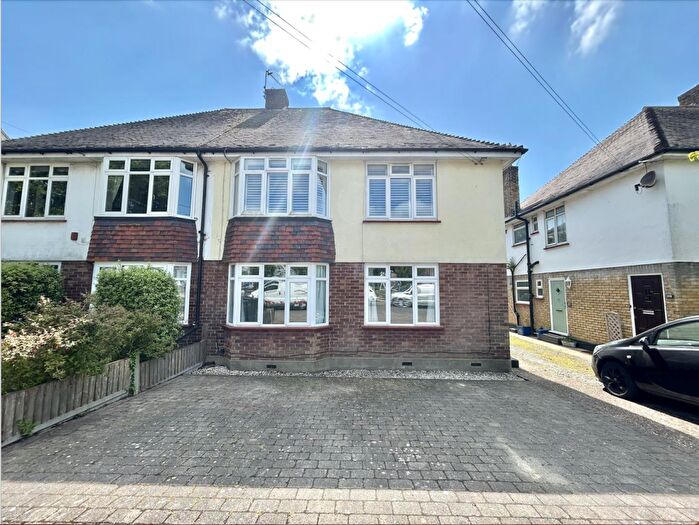 2 Bedroom Flat To Rent In Hadleigh Road, Leigh On Sea, Essex, SS9