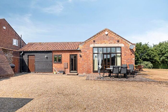 3 Bedroom Terraced House For Sale In Wonderful Three Bedroom Barn Conversion In Sculthorpe, NR21