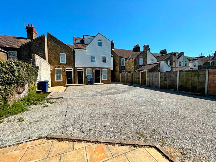 1 Bedroom Flat To Rent In Murston Road, Sittingbourne, ME10