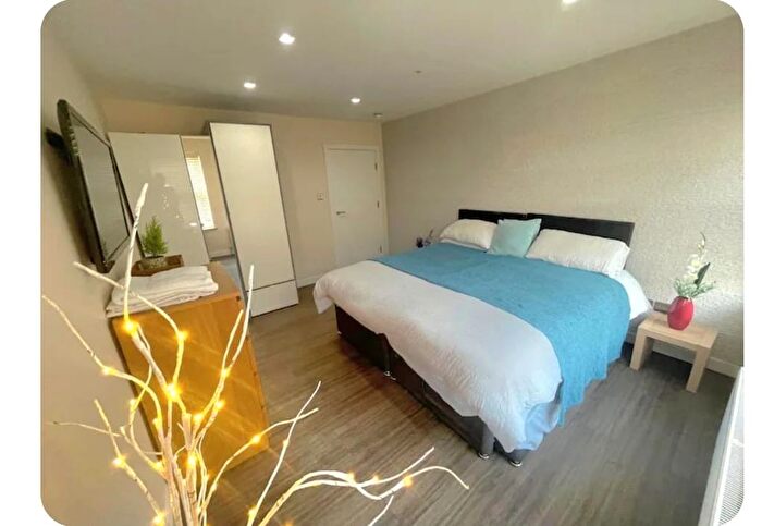 1 Bedroom Flat To Rent In Vicarage Farm Road, Hounslow, TW3