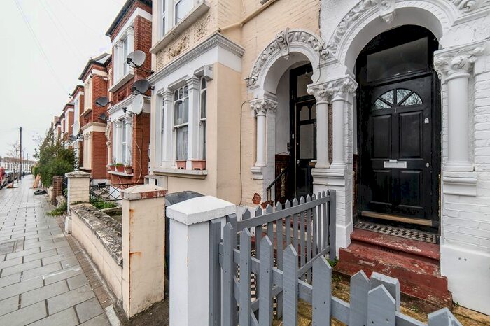 1 Bedroom Flat To Rent In Kingscourt Road, Streatham, SW16
