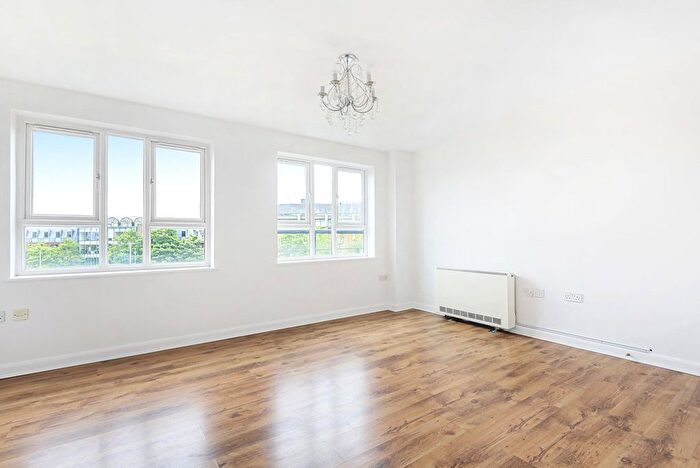 1 Bedroom Flat To Rent In Carisbrooke House, Royal Quarter, Seven Kings Way, Kingston Upon Thames, KT2