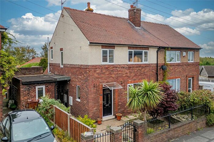 3 Bedroom Semi-detached House For Sale In Carleton View, Pontefract, West Yorkshire, WF8