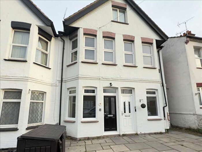 2 Bedroom Apartment To Rent In Fairmead Avenue, Westcliff On Sea, SS0