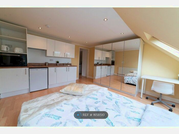 Studio To Rent In The Ridings, London, W5