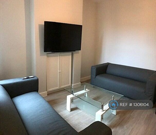 5 Bedroom Semi-Detached House To Rent In Newnham Avenue, Bedford, MK41