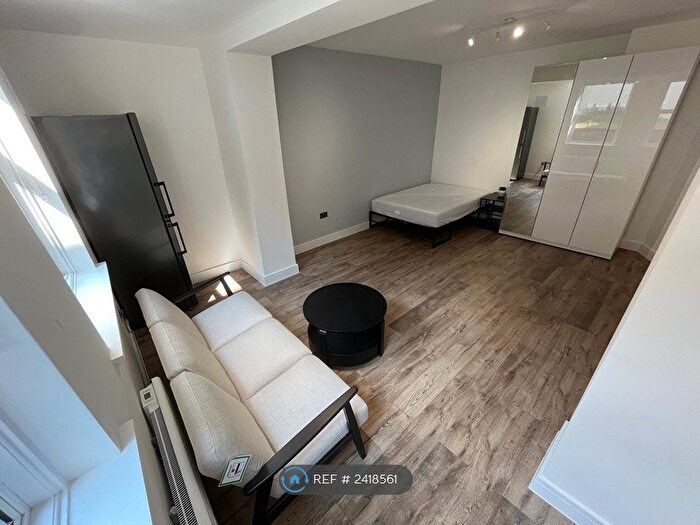 Studio To Rent In Junction Road, London, N19