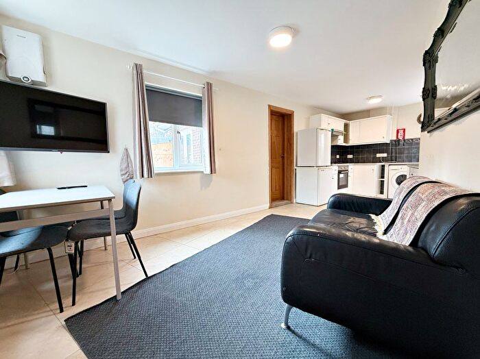 2 Bedroom Flat To Rent In Shelley Crescent, Hounslow, TW5