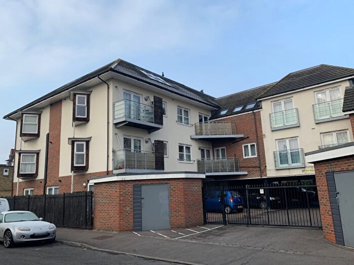2 Bedroom Flat To Rent In Lindsay Court, Shepperton, TW17