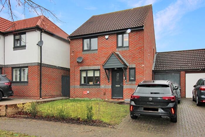 3 Bedroom Detached House For Sale In Dulverton Drive, Furzton, Milton Keynes, Buckinghamshire, MK4