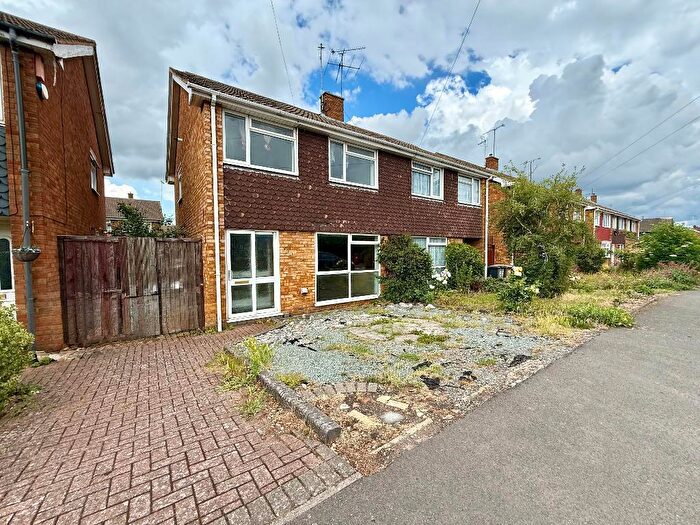 3 Bedroom Semi-Detached House For Sale In Toddington Road, Leagrave, Luton, Bedfordshire, LU4