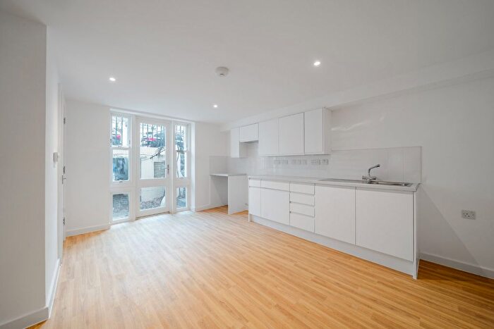 2 Bedroom Flat For Sale In St Stephens Gardens, Bayswater, London, W2