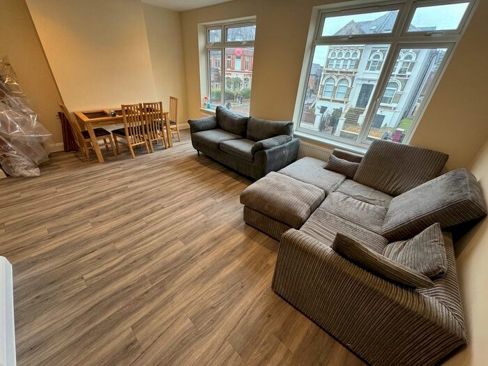 3 Bedroom Flat To Rent In Lampton Road, Hounslow, TW3