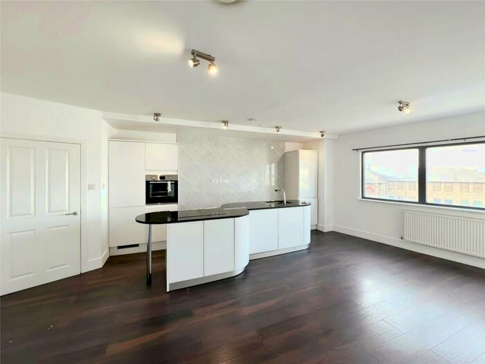 2 Bedroom Flat To Rent In New Road, Gravesend, Kent, DA11