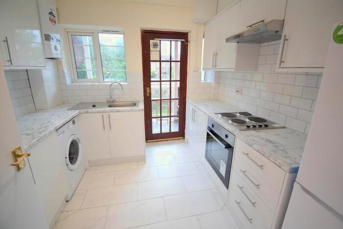 2 Bedroom Flat To Rent In Grosvenor Court, Hale Lane, Mill Hill, London NW7