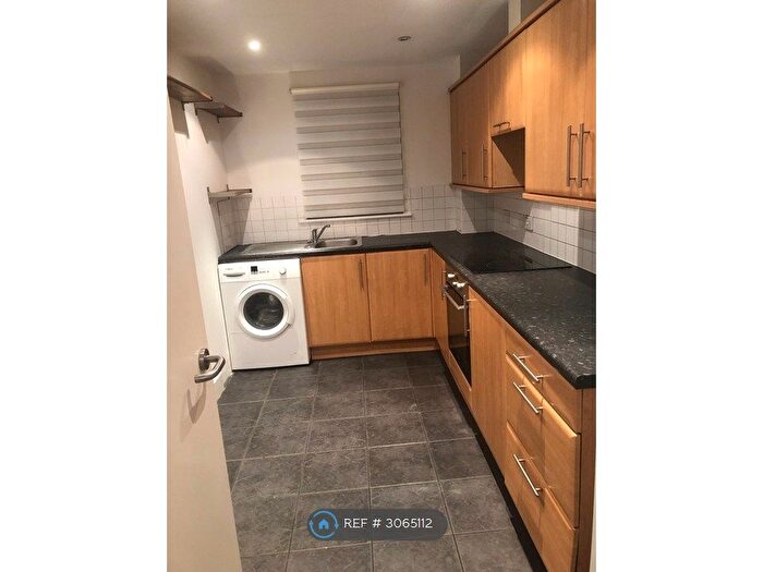 3 Bedroom Flat To Rent In Lord Stanley Court, London, SE24