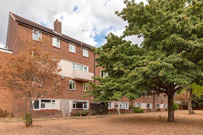 3 Bedroom Flat For Sale In Haggard Road, Twickenham, TW1