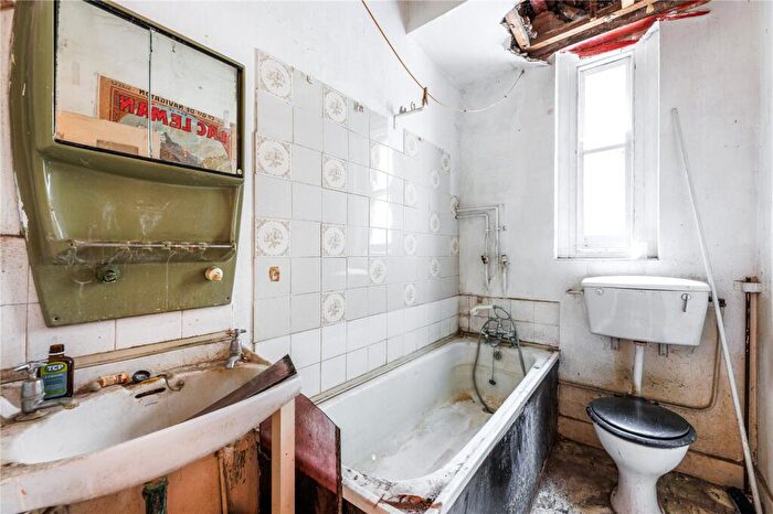 1 Bedroom Apartment For Sale In Cambridge Road, London, SW11