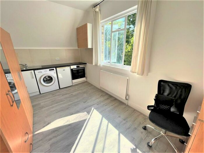 Studio To Rent In Penn Road, London, N7