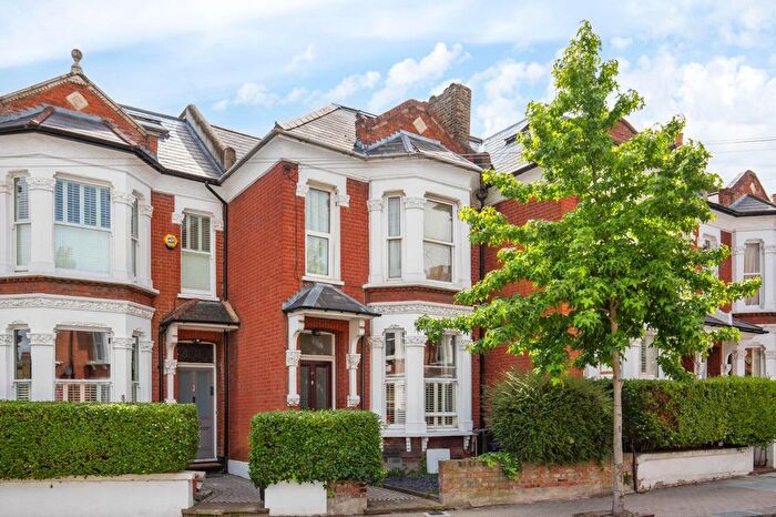 1 Bedroom Maisonette For Sale In Sugden Road, Clapham Common, SW11