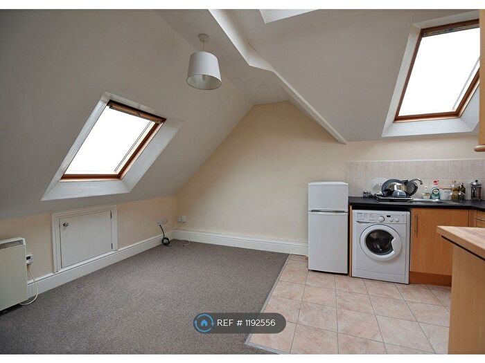 1 Bedroom Flat To Rent In Grovehill Road, Redhill, RH1