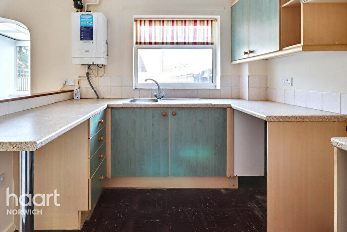 3 Bedroom Semi-Detached House For Sale In Plantsman Close, Norwich, NR2