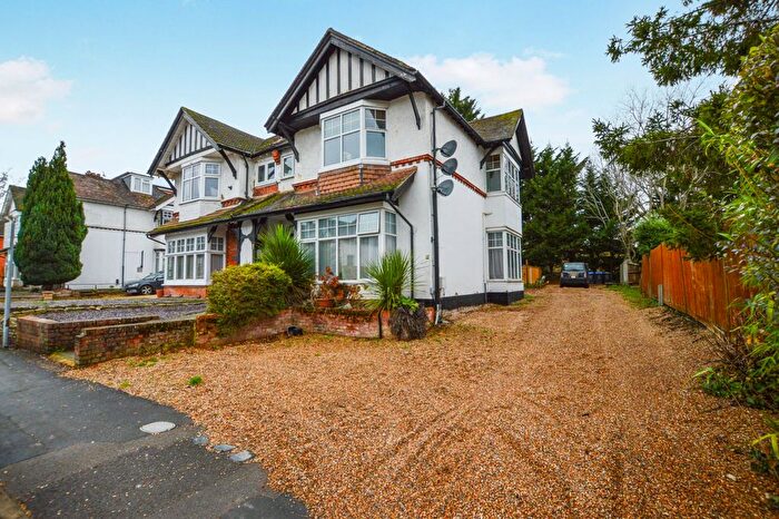 1 Bedroom Flat To Rent In York Road, Woking, Surrey, GU22