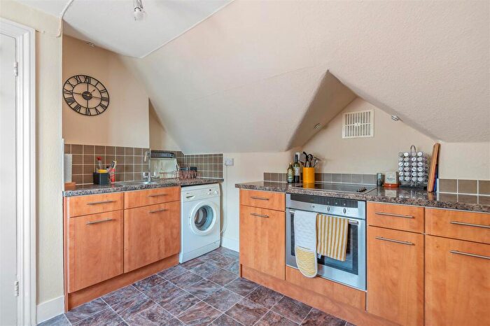 1 Bedroom Flat To Rent In Portsmouth Road, Esher, KT10