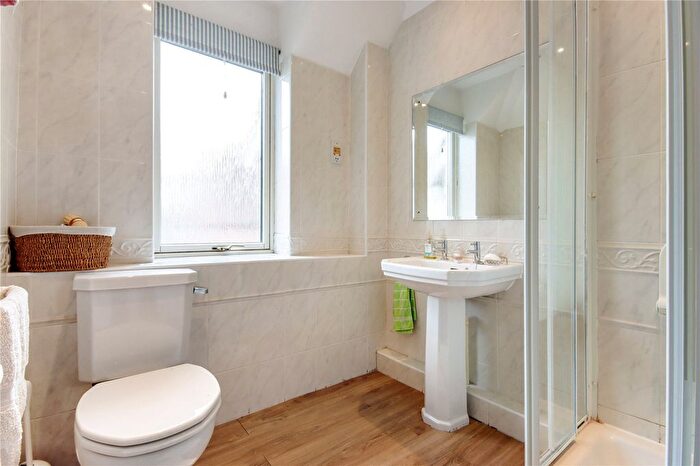 2 Bedroom Flat For Sale In Lime Tree Walk, Sevenoaks, Kent, TN13