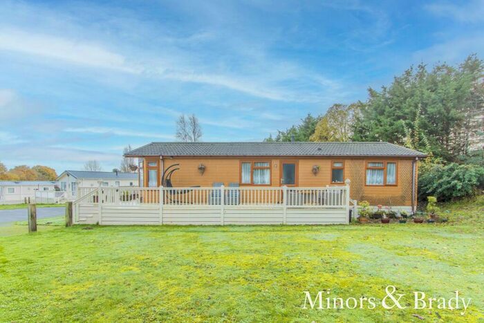 3 Bedroom Park Home For Sale In Butt Lane, Burgh Castle, NR31
