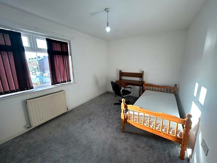 2 Bedroom End Of Terrace House To Rent In Incline Road, Oldham, OL8