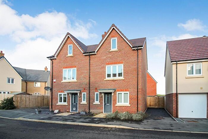 3 Bedroom House To Rent In Topaz Lane, Aylesbury, HP18